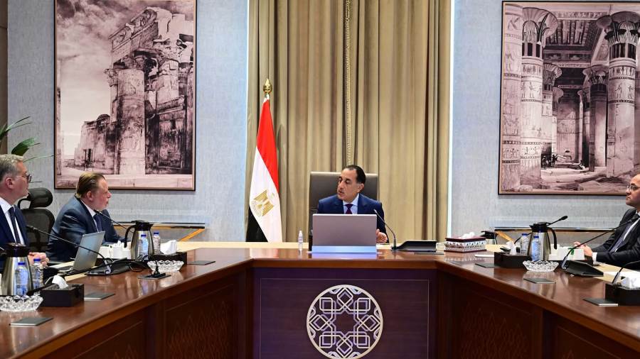 الحكومة تجدد التزامها بسداد مستحقات الشركاء الأجانب وتؤكد استقرار الاحتياطي البترولي