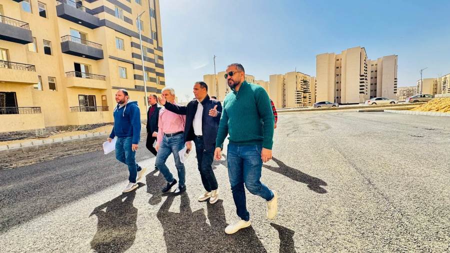 عمار مندور يتفقد مشروعات الإسكان بالعبور الجديدة ويؤكد: الجودة خط أحمر 