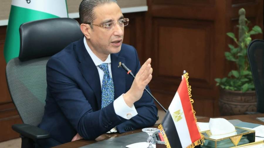 محافظ الجيزة يوجه رؤساء الأحياء بسرعة إنجاز ملفات التقنين والتصالح وتحسين الخدمات