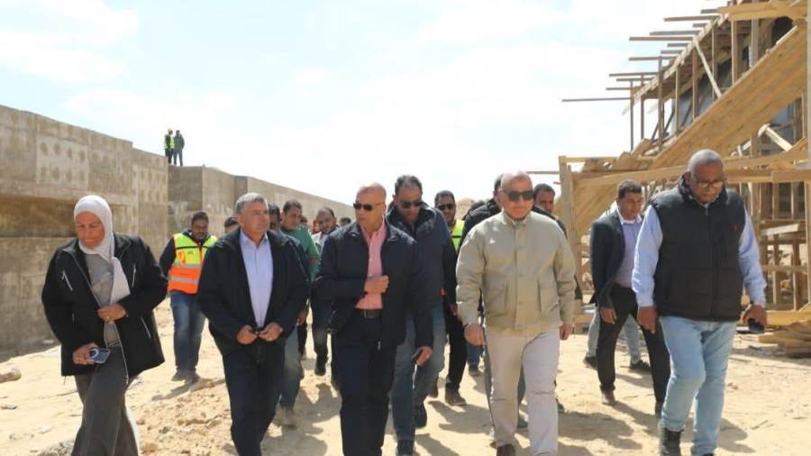 جولة ميدانية لنائب وزيرة الإسكان لمتابعة مشروعات الصرف الصحي بمحافظة المنيا