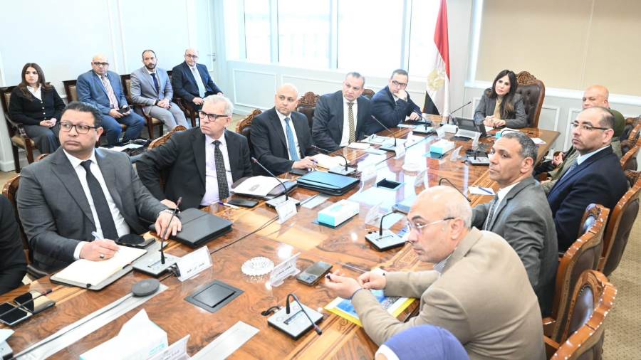 وزيرة الإسكان تتابع تسليم وحدات الأبراج الشاطئية و"مزارين" وتوجه بسرعة التنفيذ بالعلمين الجديدة