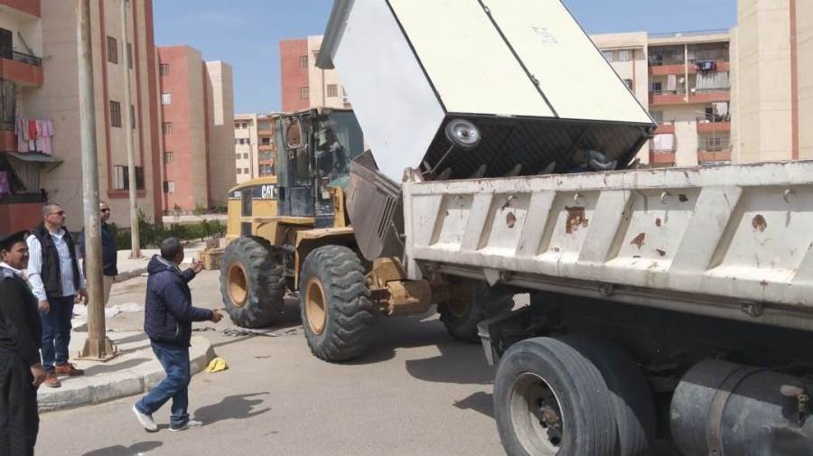 حملات مكثفة بالعاشر من رمضان لضبط الشارع.. التحفظ على 34 تروسيكل ورفع الإشغالات بالمناطق الحيوية