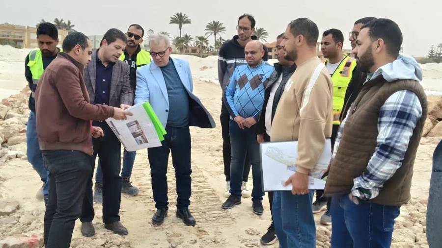 مسئولو الإسكان يتفقدون مشروعات مدينة العلمين الجديدة ومارينا