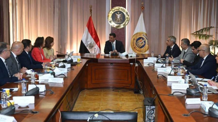 وزير الصناعة يبحث مع مجموعة «غوروك» التركية إنشاء مصنع للمنتجات الزجاجية في مصر