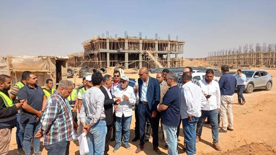 «مندور»يتفقد مشروعات «الشروق» ويؤكد ضرورة الالتزام بالجداول الزمنية ومعايير الجودة «صور»