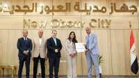 وزيرة الإسكان تسلم عقود توفيق أوضاع الأراضي المضافة بمدينتي العبور الجديدة والشروق