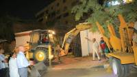بعد سقوطها بشكل مفاجئ على أحد العقارات بمصر الجديدة.. نقل شجرة «بونسيانا» عملاقة وإعادة زراعتها
