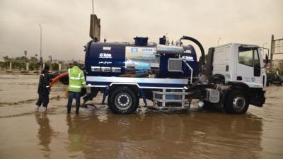 رئيس القابضة للمياه: الدفع بـ 1380 معدة لسحب مياه الأمطار بالمحافظات