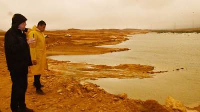 عاصم الجزار يتفقد سدود وبرك تخزين مياه الأمطار بالقاهرة الجديدة 