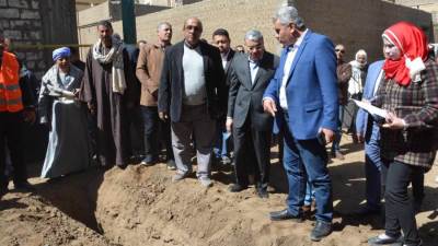 وزير الإسكان: شركة مياه المنيا تمد وصلات للأسر الأكثر احتياجاً 