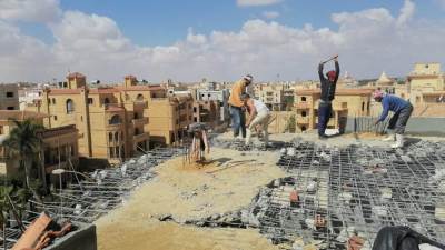 إزالة دور مخالف للاشتراطات البنائية بمنطقة غرب سوميد بمدينة 6 أكتوبر