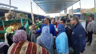 رئيس جهاز الشروق يُشارك فى حملة لضبط أسعار السلع الغذائية بالمدينة