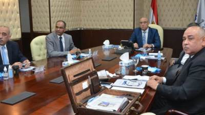 وزير الإسكان يستعرض خطة تطوير ورفع كفاءة أداء قطاع مياه الشرب