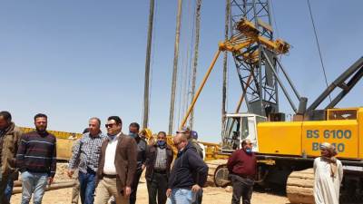 رئيس جهاز 6 أكتوبر يتفقد سير العمل بمشروعى طريق الواحات