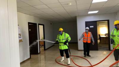 بالصور.. عمليات تطهير وتعقيم لمواقع المشروعات بالعاصمة الإدارية الجديدة