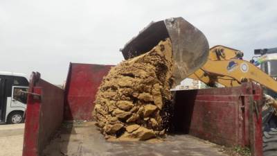 جهاز مدينة العاشر من رمضان يُزيل مخالفتين بوحدتين سكنيتين لتغيير النشاط من سكنى إلى تجارى