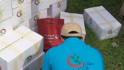 المصرف المتحد وصناع الخير يوزعان مواد غذائية لعمال النظافة