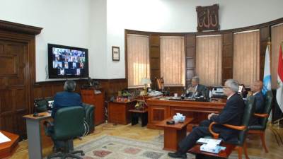 بالفيديو كونفرانس..رئيس القابضة للمياه يعقد اجتماعاً مع رؤساء ٥ شركات