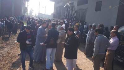 فيديو.. الشرطة تطلق الغاز المسيل للدموع لدفن جثمان طبيبة توفت بكورونا.. إقرأ القصة الكاملة