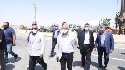 وزير النقل يتابع تنفيذ الإجراءات الاحترازية والوقائية لمواجهة فيروس كورونا بمشروعات الطرق والكباري