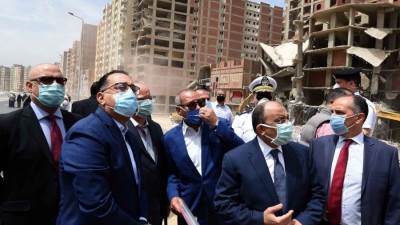 رئيس الوزراء يتفقد إسكان العشوائيات .. ويشرف على إزالة عمارات مخالفة ( صور )