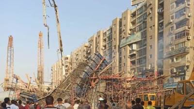 شاهد فيديو.. لحظة انهيار شدات خشبية بكوبري ( تحت الإنشاء ) بطريق النصر 