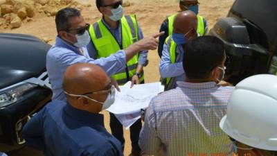 خالد عباس يهدد بسحب الأعمال من شركة مقاولات بالعاصمة الإدارية