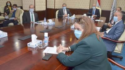 وزير الإسكان يتابع موقف تنفيذ وحدات الإسكان الاجتماعي