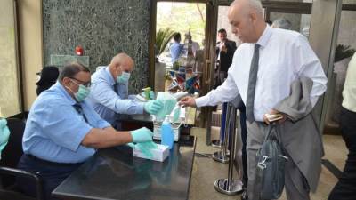 بنك التعمير والاسكان  يتخذ إجراءات مشددة للوقاية من كورونا (صور)