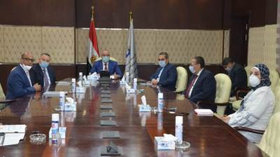 وزير الإسكان يتابع تنفيذ أكبر مشروع خدمي ترفيهي بالعاشر من رمضان