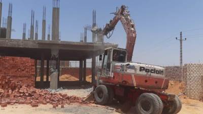 إزالة مباني بدون ترخيص أقامها مواطنون بمدينة الشروق