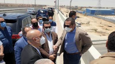 وزير الإسكان يشهد التشغيل التجريبى لأحد الكبارى الجديدة بـ6 أكتوبر