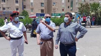 رئيس جهاز "القاهرة الجديدة" يقود حملة على المحلات المخالفة بالتجمع الأول (صور)