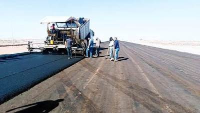 شاهين يتفقد أعمال رصف طريق العاشر - العبور الجديدة