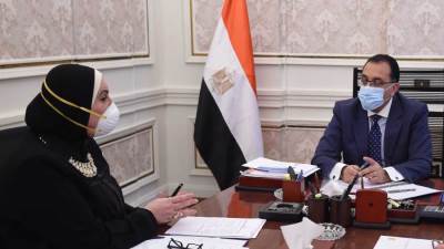 رئيس الوزراء يطالب بتصنيع أكبر عدد من الكمامات القماشية لمواجهة «كورونا»