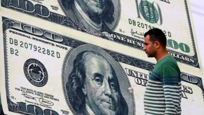 اقتصادي يوضح أسباب ارتفاع الدولار أمام الجنيه