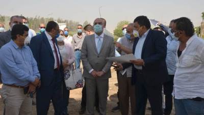 بالصور.. وزير الإسكان يتفقد مشروع إنشاء 104 عمارات سكنية لأهالى سن العجوز