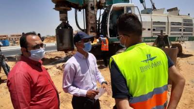 رئيس جهاز الشروق يتابع تنفيذ "يوترن وكوبرى" بمدخلى المدينة