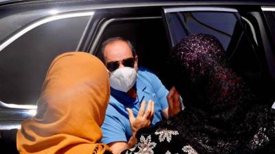 بالصور.. السيسي يطمئن على أحوال مواطني «الأسمرات» بالمقطم