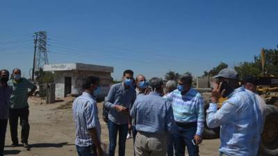 بالصور.. رئيس «العاشر من رمضان» يتفقد مشروعات الطرق بالمدينة