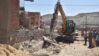 بالصور..  إزالة عدد من العمارات المخالفة بمدينة المعلمين في أسيوط