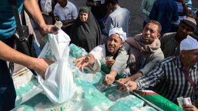 بـ " القروض البنكية والسَلف من الأقارب والأكل الرخيص".. يواجه المصريون أزمة كورونا