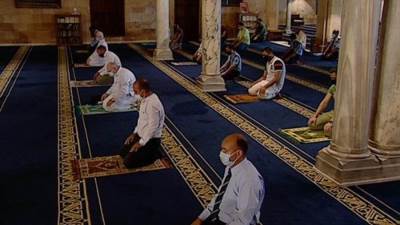 الحكومة تعلن فتح المساجد والكنائس مع تعليق الصلوات الأسبوعية