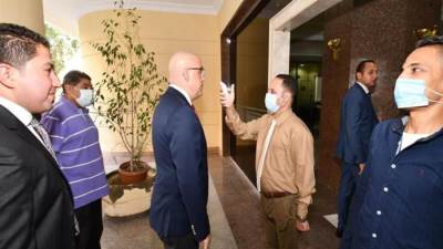 بالصور .. وزير الإسكان يعود لممارسة عمله من مقر الوزارة