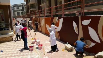 طلاب "فنون تطبيقية"  ينفذون جداريات ضخمة بمدينة الشروق