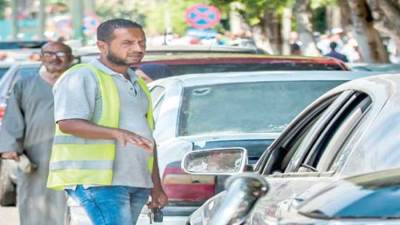 "السايس".. مهنة قديمة تهدد المدن الجديدة