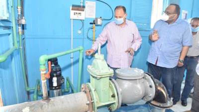 محافظ أسيوط يتفقد محطتا مياه منفلوط المرشحة والحواتكة