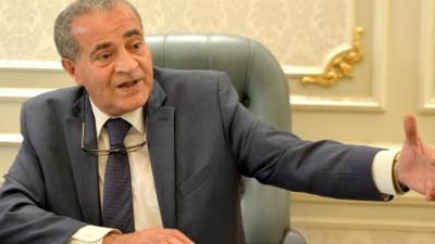 الحكومة ترد على إلغاء طرح الكمامات الواقية على البطاقات التموينية