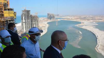 وزير الإسكان يتفقد «العلمين الجديدة»: تركيب واجهات الأبراج  وصب خوازيق 5 أخرى جديدة (صور)