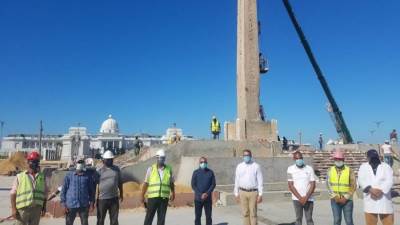 وزير السياحة يتفقد مسلة رمسيس الثاني بعد نقلها للعلمين الجديدة (صور)